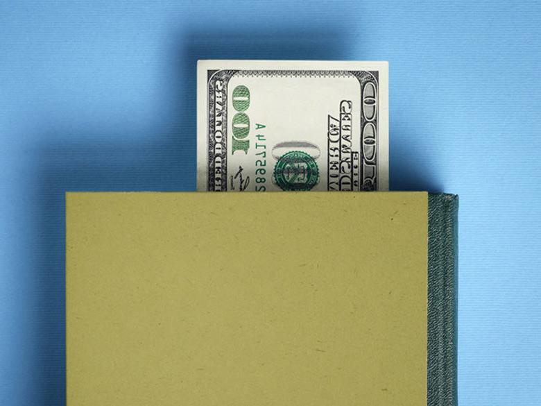 在一本绿皮书中用作书签的100美元钞票