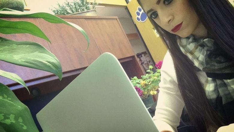 肖娜在实习办公室用笔记本电脑