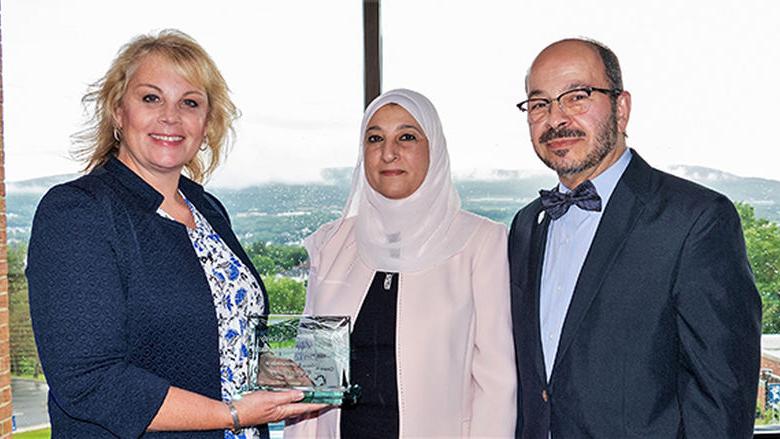 Dr. Wafa和Sahar Al Masri获得Ridge View奖